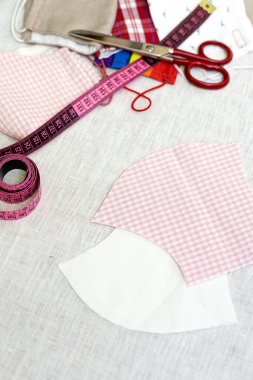 Tanımlanamayan bir kadının elleri kovid19 salgınından korunmak için maske takıyor. Coronavirus Ev Yapımı. makas