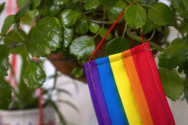 Schutzmaske Gegen Covid Mit Den Farben Des Regenbogens Lgtb Schwule — Stockfoto