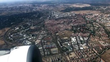 Hareket eden dalgalarla deniz kıyısının kumlu sahili. Güneşli bir gün