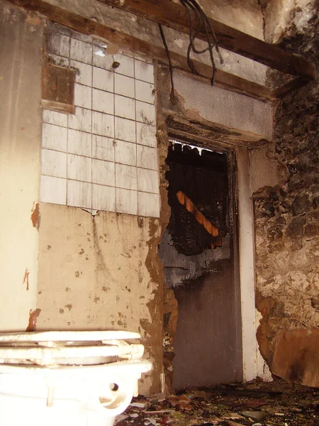 Loo Abandonado Con Pared Azulejos — Foto de Stock