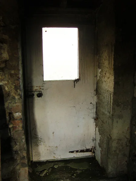 Разрушенная Заброшенная Дверь Коттеджа Стеклянным Стеклом — стоковое фото
