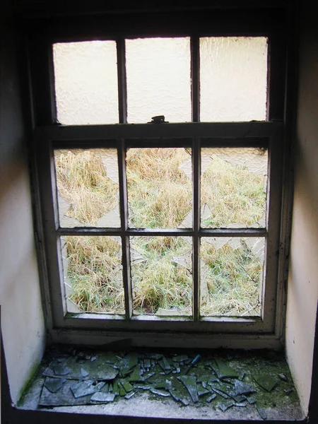 Заброшенное Окно Рама Разбитого Стекла — стоковое фото
