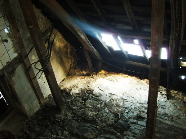 Poddasze Opuszczonego Domu Dużą Dziurą Dachu — Zdjęcie stockowe