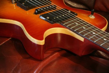 Tek parça ahşap, bağlayıcı elektro rock gitarı.