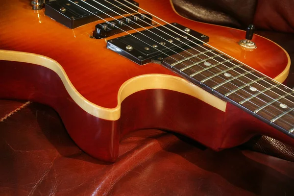 Uma Guitarra Pedra Elétrica Corte Único Madeira Sólida Com Ligação — Fotografia de Stock