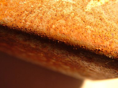Arka plan olarak paslanmış metal bir kutu kenarı