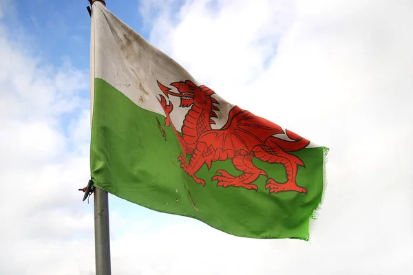 Wales Flagga Som Gammal Sliten Och Smutsig Fladdrar Med Molnbakgrund — Stockfoto