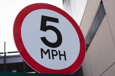 Hız 5 mph işareti. Saat başına beş mil trafik işareti.