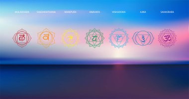 Çakra ikonu setiyle okyanusun üzerinde gün doğumunun soyut hava panoramik görüntüsü: muladhara, swadhisthana, manipura, anahata, vishuddha, ajna, sahasrara. Meditasyon ve rahatlama tasviri.