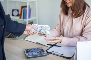 Finans departmanı kadın çalışanlara maaş ya da ikramiye veriyor. İş tazminatı. Patron, mutlu çalışanı kariyer terfisi ile kutluyor, iyi iş için teşekkür ediyor ve finansal ödül veriyor.