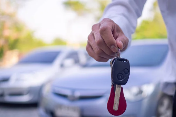 Vendedores Automóveis Chaves Que Apresentam Negociação Automóveis — Fotografia de Stock