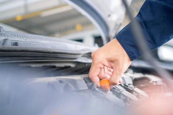 Eine Nahaufnahme Der Hand Automechaniker Reparatur Motor Einer Autowerkstatt — Stockfoto