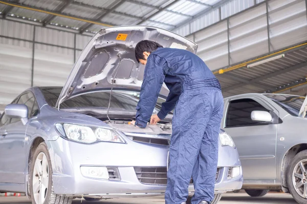 Mecânico Está Verificar Motor Carro Centro Reparação Carro Inspeção Anual — Fotografia de Stock