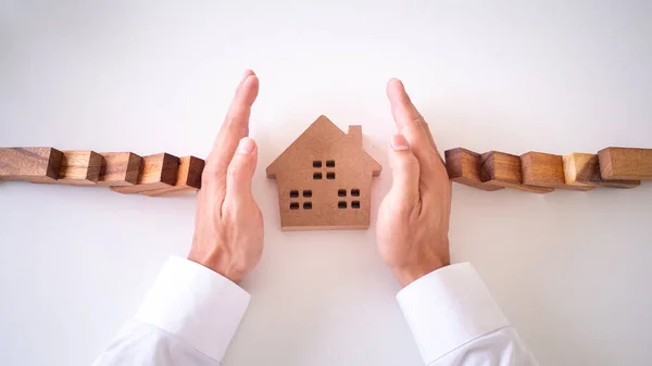 Eine Versicherung Mit Händen Schützt Ein Haus Wohngebäude Oder Hausratversicherung — Stockfoto
