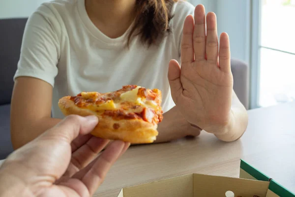 这个女人注意身体 拒绝给她朋友送去的披萨 健康和控制体重 饮食概念 — 图库照片