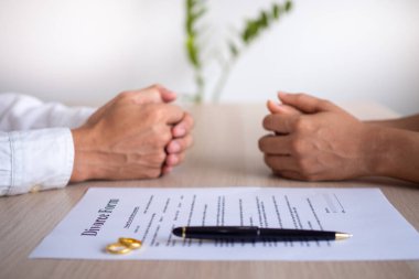 Boşanma, fesih, evliliğin iptali, yasal boşanma belgeleri, boşanma evrakları veya bir avukat tarafından hazırlanan evlilik öncesi anlaşmalarla karı ve kocanın elleri..