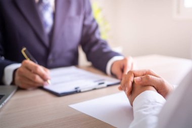 Patron, çalışanlarla birlikte çalışma süreci ve planlama hakkında bilgi veriyor. Yeni çalışanlar için nasıl çalışacağınızı önerin.