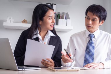 Güzel bir Asyalı bankacı, Endeks Fonu 'nu satın almaktan elde edilen kazancı ve yatırımı anlatıyor. Finansal danışman