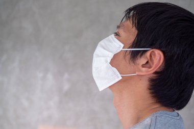 Corona Virüsü veya Covid 19 ve zehirli duman ve tozdan korunmak için maske takan Asyalı erkeklerin görüntüsü. Başbakan 2.5