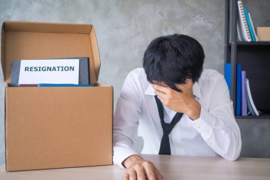 İş adamları istifa belgesini tutuyor ve kişisel dolandırıcılık kutularını paketliyorlar. İş, işsizlik veya istifa kavramını değiştiriyorlar..