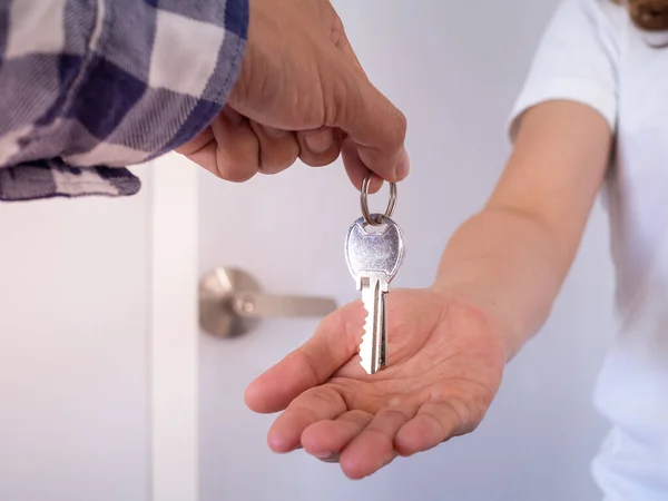 Flickan Räckte Hand För Att Nyckeln Från Husförsäljaren Lägenhet För — Stockfoto