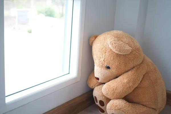 Детское Понятие Печали Медведь Тедди Сидит Прислонившись Стене Дома Один — стоковое фото