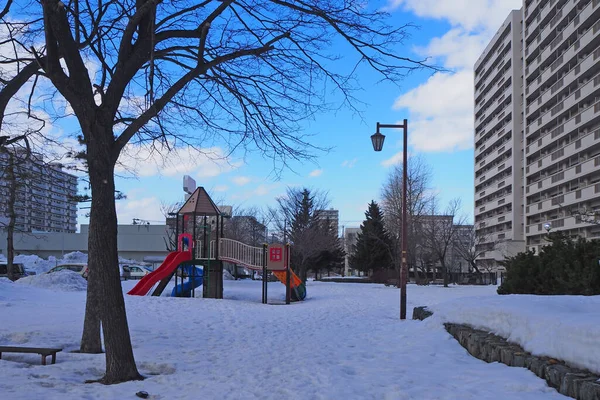 Kışın Karla Kaplı Bir Zeminde Çocukların Oyun Parkı — Stok fotoğraf