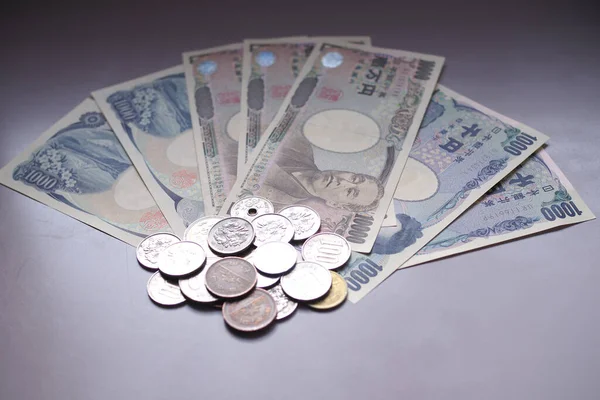 お金の概念の背景に日本円紙幣と日本円硬貨 — ストック写真