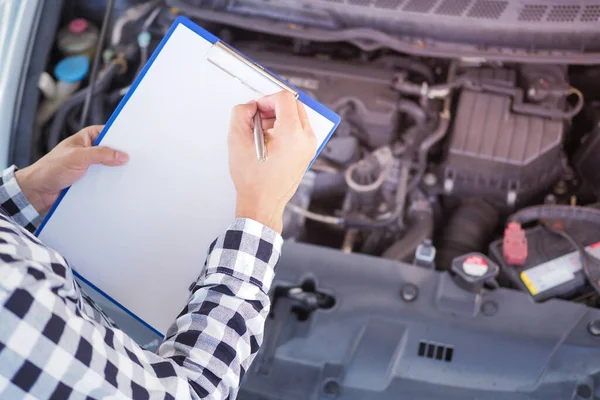 Der Mechaniker Überprüft Den Zustand Notieren Sie Die Wartungselemente Der — Stockfoto