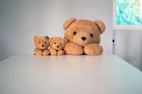 Urso Pelúcia Marrom Apareceu Mesa Jogos Infância — Fotografia de Stock
