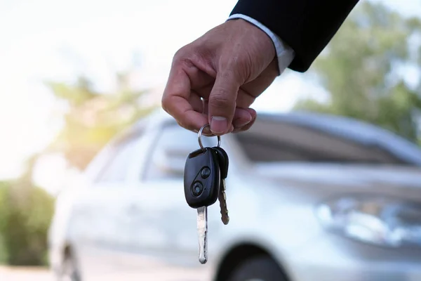 Der Autobesitzer Hält Dem Käufer Die Autoschlüssel Hin Gebrauchtwagenverkauf Der — Stockfoto