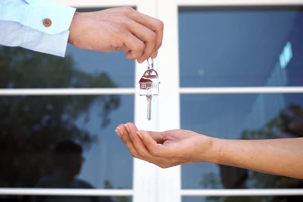 Kupujący Zabierają Klucze Domu Sprzedawcom Sprzedaj Swój Dom Wynajmij Dom — Zdjęcie stockowe