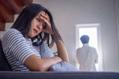 Asyalı kadınlar yas tutar ve kocalarının davranışlarından rahatsız olurlar. Bir tartışmadan ve kalbe acı verdikten sonra. Kızgın ve birbirini anlamayan, boşanmayla sonuçlanan