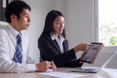 İş ekibi yatırım raporlarını grafikler halinde inceleyip analiz ediyor. İşlem sonuçlarının toplanması