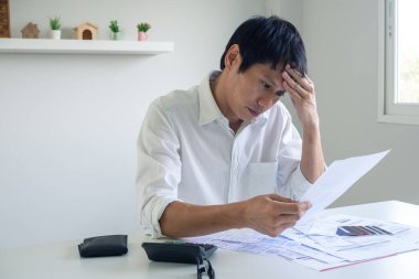 Finansal sorunları olan bir iş adamının görüntüsü. Kredi kartı borcunu, ev kirasını ve aile harcamalarını ödemeyi iyi düşün. Finansal sorun kavramı