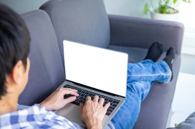 Bir erkek ya evde çalışır ya da bilgisayarla internetten çalışır. İşadamı kanepede oturur, bilgisayarı bilgi aramak ve kayıt yapmak için kullanır, yöneticilere ya da patronlara e-posta gönderir. Serbest ya da çevrimiçi kavramları öğren