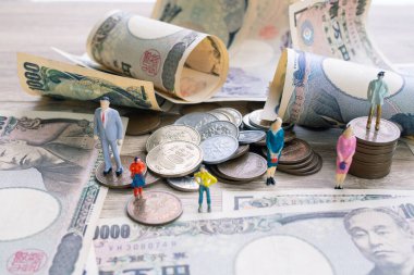 Japon Yen Nakiti. Günlük hayatta mal ve hizmetleri satın almak için kullanılan para birimidir. Mal ve hizmetler alışverişi ve borçları yerel veya sosyal, ekonomik bir şirkette ödemek için kullanılması.