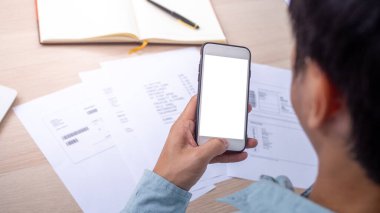 Evdeki faturaları ödemek için akıllı telefon kullanıyorlar. Ödenecek ticaret uygulaması ya da internet sitesi. kavram teknolojisi araçları.