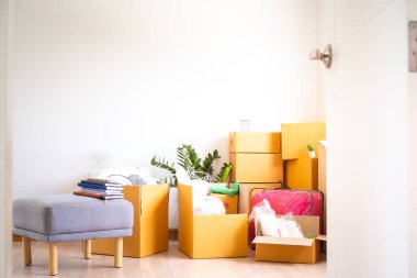 Birçok kutu yeni bir eve taşındı. Çekil şuradan. Yeni bir eve taşınmak için karton kutular ve temizlik malzemeleri..