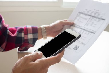 El, aylık telefon faturalarını ödemek için akıllı telefon tarama kodu ya da barkod kullanıyor. İnternete telefon bağlantısı kurun ve online ödeme başvurularına erişim sağlayın. ödemeler internet sitesinden aktarılacak..