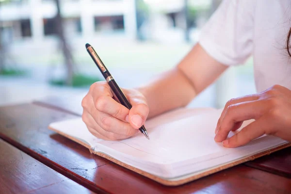 Cerca Las Manos Una Mujer Sosteniendo Bolígrafo Para Escribir Cuaderno — Foto de Stock