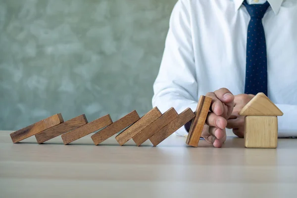 Menschliche Hände Schützen Holzhäuser Vor Herabstürzenden Dominosteinen Oder Den Risiken — Stockfoto