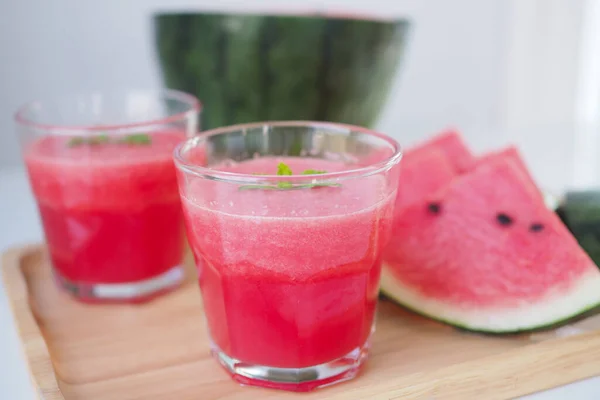 Sandía Batido Rojo Vaso Melón Cortados Trozos Colocados Sobre Mesa —  Fotos de Stock