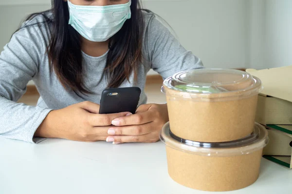 Las Mujeres Que Usan Una Máscara Usan Teléfono Móvil Para —  Fotos de Stock