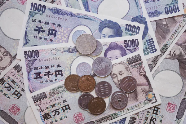 日本货币 有很多钞票和硬币 依法与货物和服务进行交易 并用于偿还当地或某一社会经济公司的债务 — 图库照片
