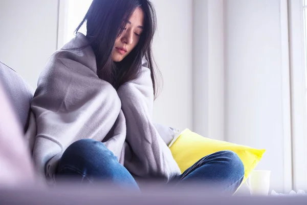 Asian Woman Sick Sofa House Chills Fever Suffering Discomfort — Stock Photo, Image