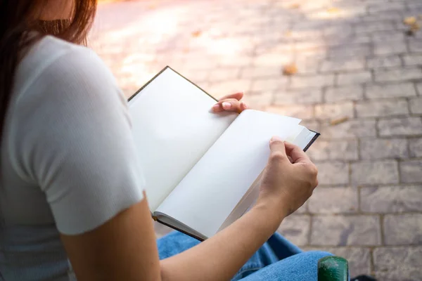 Una Mujer Está Leyendo Libro Parque Aprender Buscar Diligentemente Conocimiento — Foto de Stock