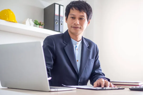 Gelukkig Jong Zakenman Met Behulp Van Laptop Aan Zijn Bureau — Stockfoto