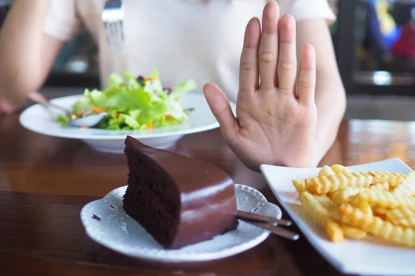 Руки Женщин Заботятся Здоровье Диете Отталкиваются Шоколадного Торта Тарелки Картошки — стоковое фото