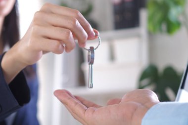 Yeni ev sahibi ev anahtarını satıcıdan alır..